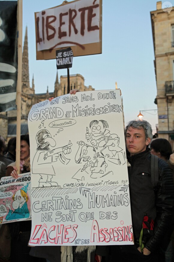 Rassemblement sur le parvis de l'Ecole Nationale de la Magistrature de Bordeaux suite à l'attentat au siège de Charlie Hebdo à Paris le 7 janvier 2015.