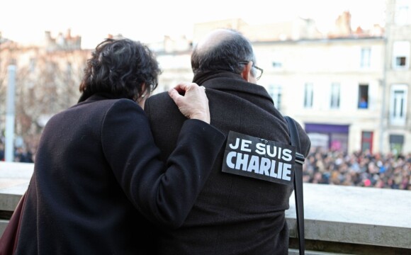 Rassemblement sur le parvis de l'Ecole Nationale de la Magistrature de Bordeaux suite à l'attentat au siège de Charlie Hebdo à Paris le 7 janvier 2015.