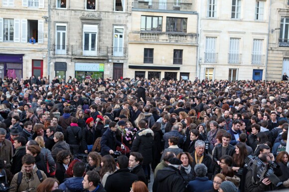 Rassemblement sur le parvis de l'Ecole Nationale de la Magistrature de Bordeaux suite à l'attentat au siège de Charlie Hebdo à Paris le 7 janvier 2015.
