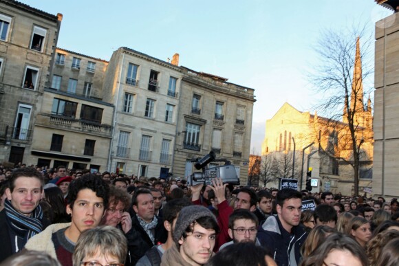Rassemblement sur le parvis de l'Ecole Nationale de la Magistrature de Bordeaux suite à l'attentat au siège de Charlie Hebdo à Paris le 7 janvier 2015.
