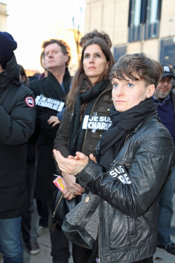 Rassemblement sur le parvis de l'Ecole Nationale de la Magistrature de Bordeaux suite à l'attentat au siège de Charlie Hebdo à Paris le 7 janvier 2015.