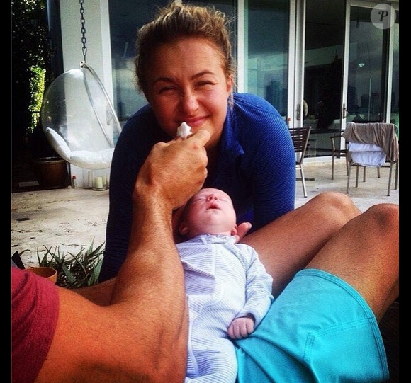 Le 4 décembre 2015, le fiancé d'Hayden Panettiere a posté une photo d'elle en compagnie de sa petite fille Kaya Evdokia..