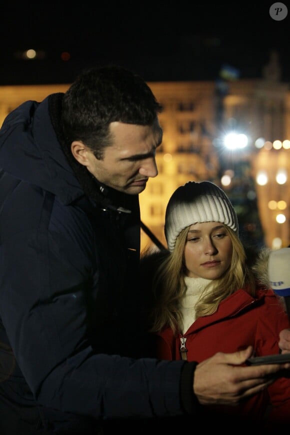 Hayden Panettiere et son compagnon Wladimir Klitschko se promenent dans le centre de Kiev en Ukraine le 6 decembre 2013. 