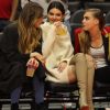 Kendall Jenner, Khloe Kardashian et Cara Delevingne assistent au match de basket des "Lakers" au staple center à Los Angeles, le 7 janvier 2014