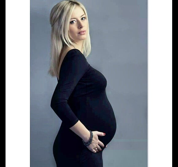 Stéphanie (Secret Story 4), enceinte de son premier enfant, est radieuse un mois avant son accouchement. Janvier 2015.