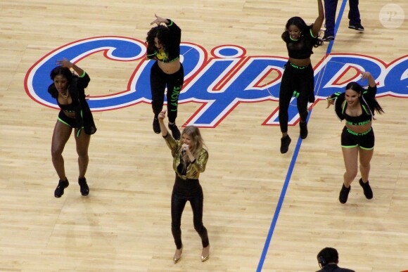 La performance de Fergie lors du match de basket-ball qui a vu s'affronter les Lakers et les Clippers au Staples Center le 7 janvier dernier