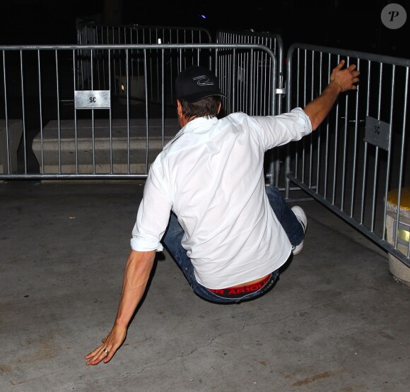 Josh Duhamel s'est effondré par terre alors qu'il tentait d'escalader une barrière pour se rendre au concert de Fergie le 7 janvier 2015 