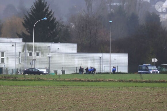 Les forces de police s'organisent aux alentours de l'entrepôt où s'étaient retranchés les frères Kouachi à Dammartin-en-Goële, les suspects présumés de l'attaque terroriste dans les locaux du magazine Charlie Hebdo. Le 9 janvier 2015.