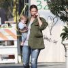 Exclusif - Drew Barrymore fait du shopping avec sa fille Frankie dans les bras à Los Angeles, le 8 janvier 2015