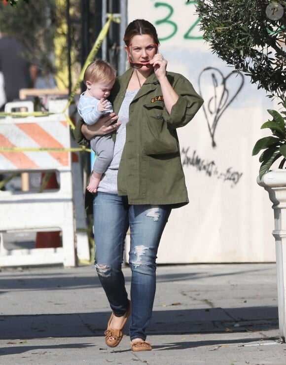 Exclusif - Drew Barrymore fait du shopping avec sa fille Frankie dans les bras à Los Angeles, le 8 janvier 2015