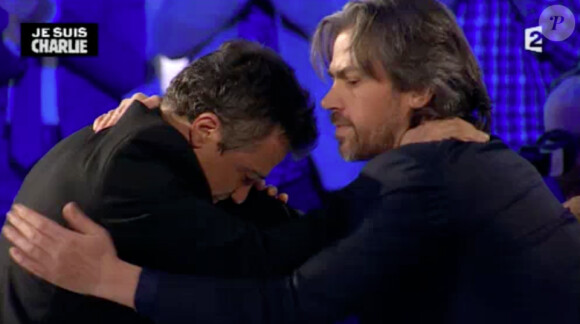Patrick Pelloux prend Aymeric Caron dans ses bras. Emission "On n'est pas couché" sur France 2, le 10 janvier 2015.