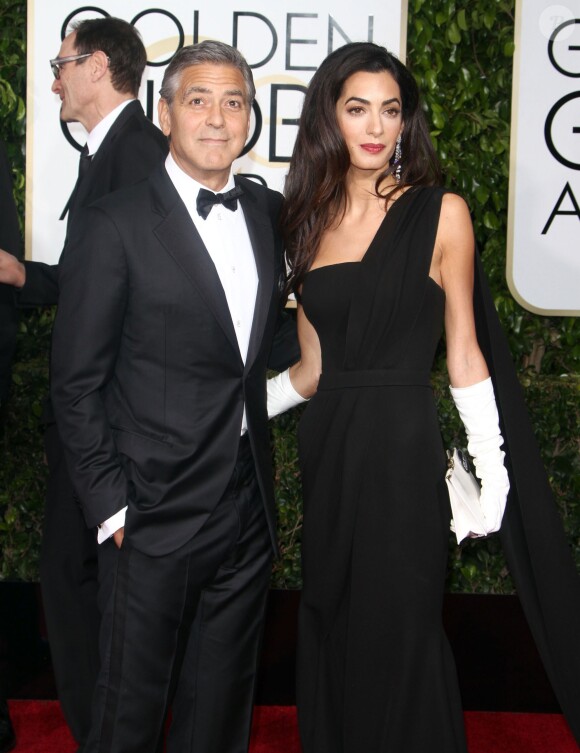 George Clooney (en Giorgio Armani) et sa femme Amal Clooney Alamuddin (en Dior) lors des Golden Globes Awards à Los Angeles le 11 janvier 2015