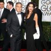 George Clooney (en Giorgio Armani) et sa femme Amal Clooney Alamuddin (en Dior) lors des Golden Globes Awards à Los Angeles le 11 janvier 2015
