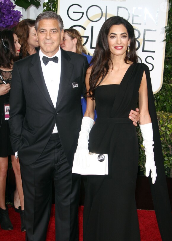 George Clooney (en Giorgio Armani) et sa femme Amal Clooney Alamuddin (en Dior) lors des Golden Globes Awards à Los Angeles le 11 janvier 2015