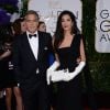 George Clooney (en Armani) et sa femme Amal Alamuddin Clooney (en Dior) lors des Golden Globes Awards à Los Angeles le 11 janvier 2015