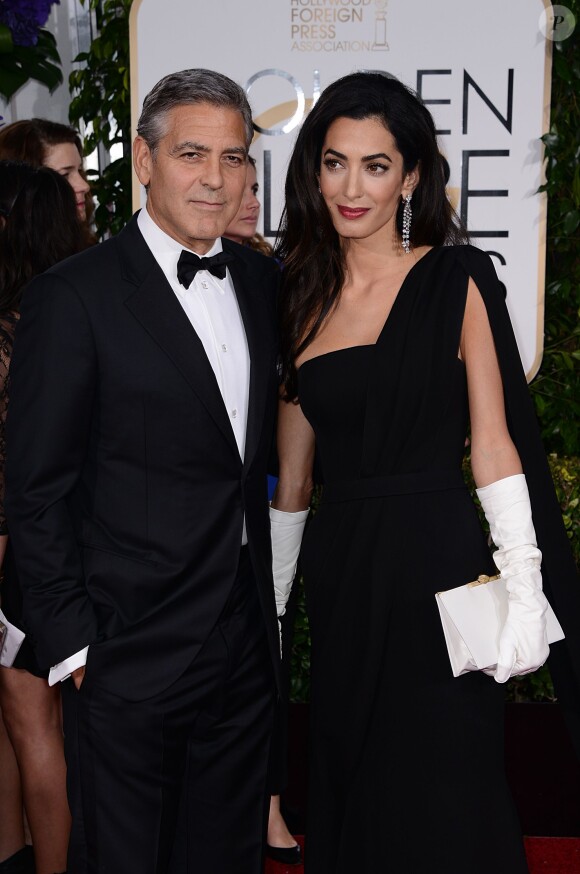 George Clooney (en Armani) et sa femme Amal Alamuddin Clooney (en Dior) lors des Golden Globes Awards à Los Angeles le 11 janvier 2015