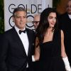 George Clooney (en Armani) et sa femme Amal Alamuddin Clooney (en Dior) lors des Golden Globes Awards à Los Angeles le 11 janvier 2015