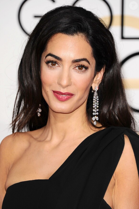 Amal Clooney, dans une robe Dior, lors des Golden Globes Awards à Los Angeles le 11 janvier 2015