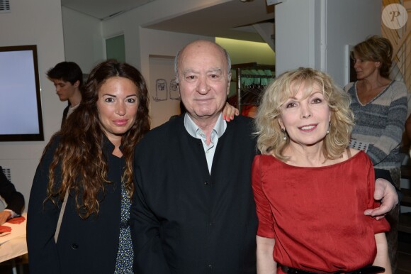 Georges Wolinski entre sa fille Elsa et sa femme Maryse lors des 25 ans de l'eau dynamisante chez Colette à Paris, le 29 mai 2012
