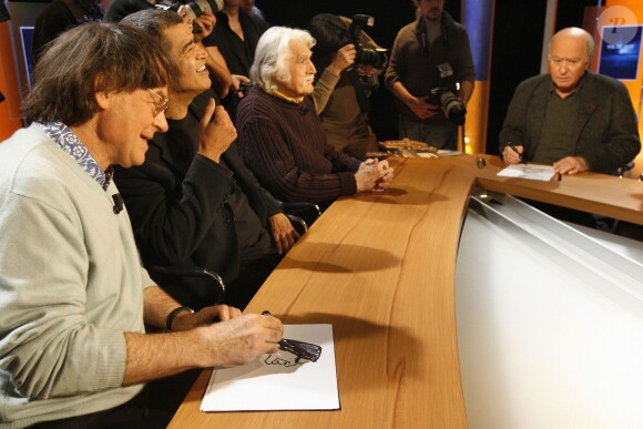 Cabu, Daniel Picouly, Cavana et Georges Wolinski lors de l'enregistrement Vol de nuit à Paris, le 15 novembre 2006