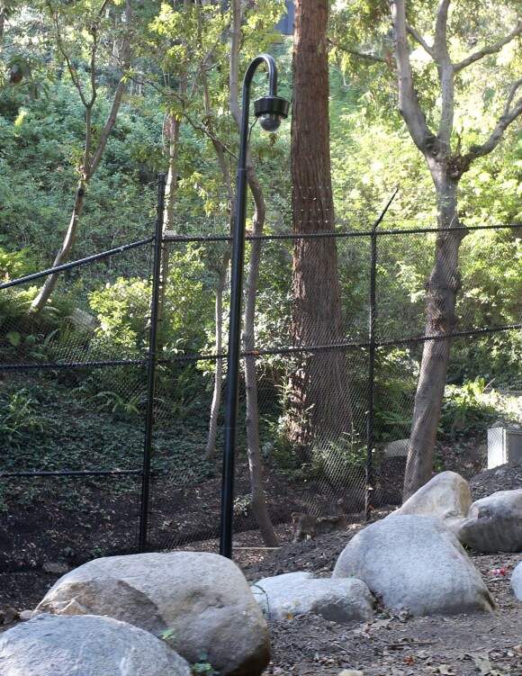 Exclusif - Prix Spécial - Sandra Bullock a fait construire un mur pour se protéger, a installé des caméras et a adopté un berger allemand depuis qu'elle a retrouvé un stalker (harceleur) chez elle à Los Angeles, le 31 décembre 2014.  
