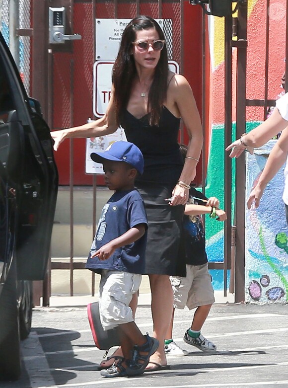 Semi-Exclusif - Sandra Bullock et son fils Louis Bullock se promènent à Los Angeles, le 18 juillet 2014. 
