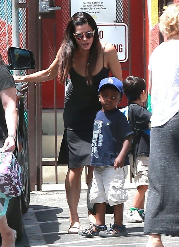 Semi-Exclusif - Sandra Bullock et son fils Louis Bullock se promènent à Los Angeles, le 18 juillet 2014.  
