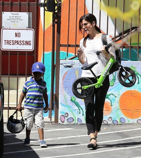 Exclusif - Sandra Bullock va chercher son fils Louis à l'école à Los Angeles, le 11 avril 2014. 