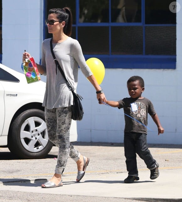 Exclusif - Sandra Bullock emmene son fils Louis a une fete d'anniversaire a Burbank, le 28 juillet 2013.  