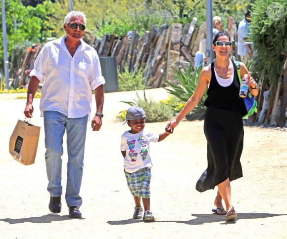 Exclusif - Sandra Bullock emmene son fils Louis au musee d'histoire naturelle a Los Angeles, le 28 juin 2013 