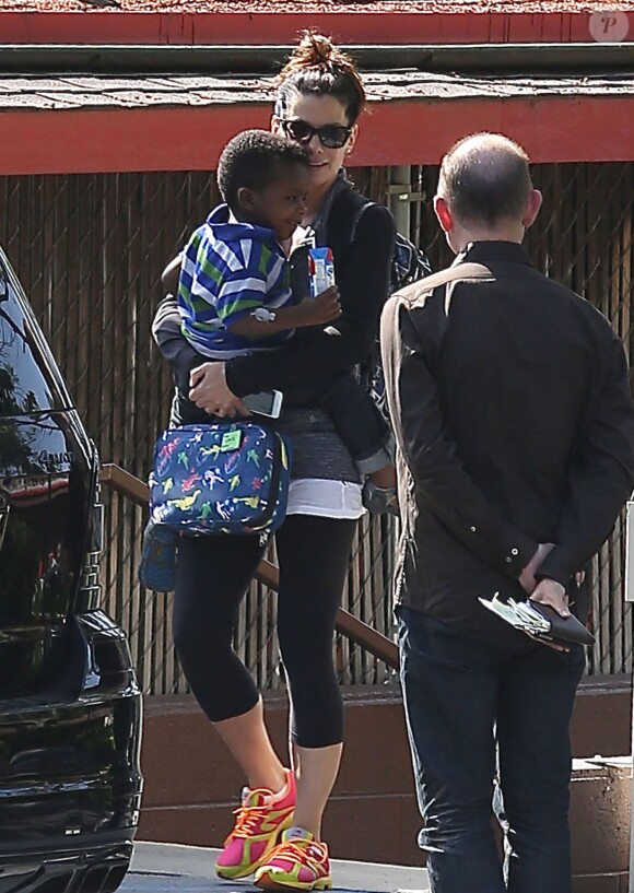 Sandra Bullock va chercher son fils Louis a l'ecole a Los Angeles, le 17 mai 2013 