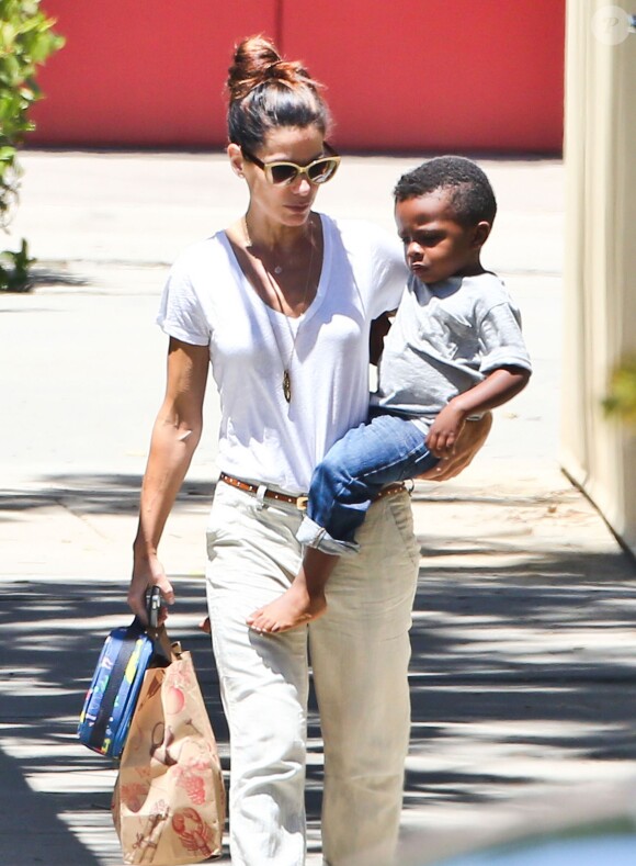 Sandra Bullock va chercher son fils Louis a l'ecole a Los Angeles, le 14 mai 2013 