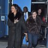 La chanteuse Rihanna emmitouflée dans un long manteau noir dans la rue à New York, le 9 janvier 2015