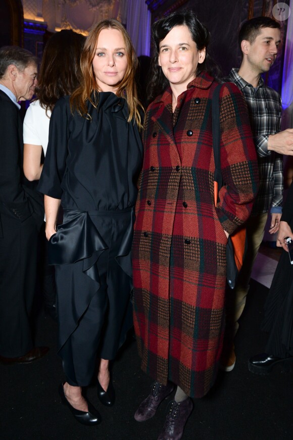 Stella McCartney et la photographe Taryn Simon lors de la présentation de la collection automne 2015 de Stella McCartney. New York, le 12 janvier 2014.