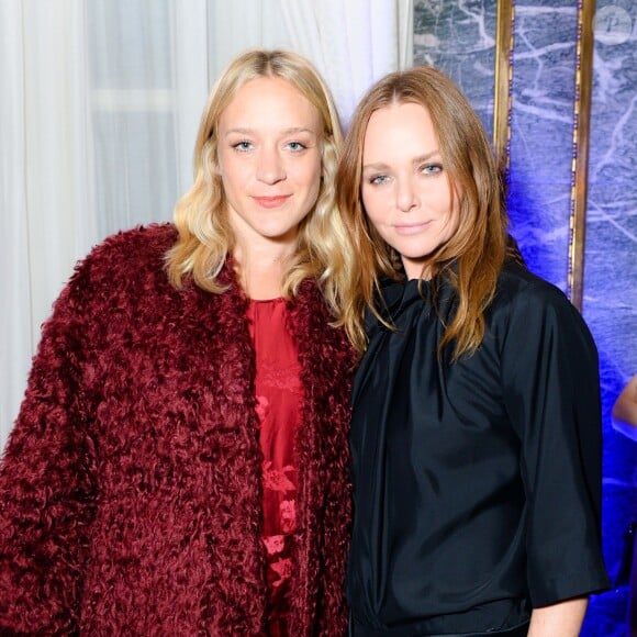 Chloë Sevigny et Stella McCartney lors de la présentation de la collection automne 2015 de Stella McCartney. New York, le 12 janvier 2014.