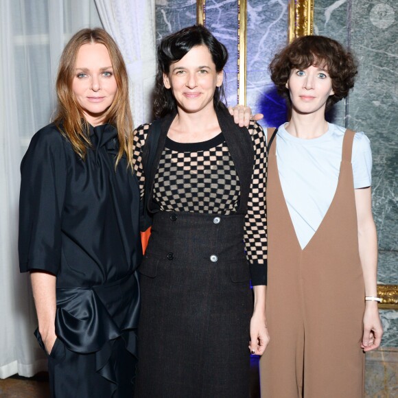 Stella McCartney, la photographe Taryn Simon et la scénariste-réalisatrice Miranda July lors de la présentation de la collection automne 2015 de Stella McCartney. New York, le 12 janvier 2014.