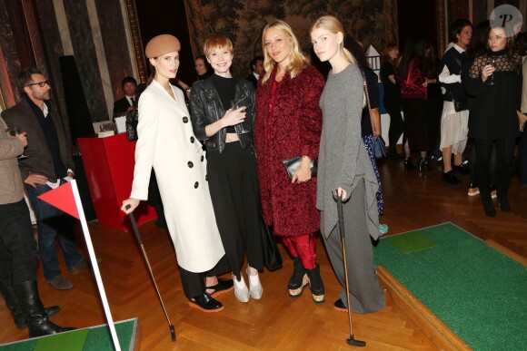 Lissy Trullie et Chloë Sevigny au milieu des mannequins de la présentation de la collection automne 2015 de Stella McCartney. New York, le 12 janvier 2014.