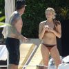 Exclusif - LeAnn Rimes se détend en bikini au bord de la piscine avec son mari Eddie Cibrian et des amis pendant ses vacances, le 31 décembre 2014.
