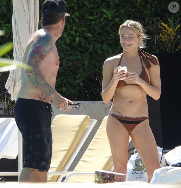 Exclusif - LeAnn Rimes se détend en bikini au bord de la piscine avec son mari Eddie Cibrian et des amis pendant ses vacances, le 31 décembre 2014.