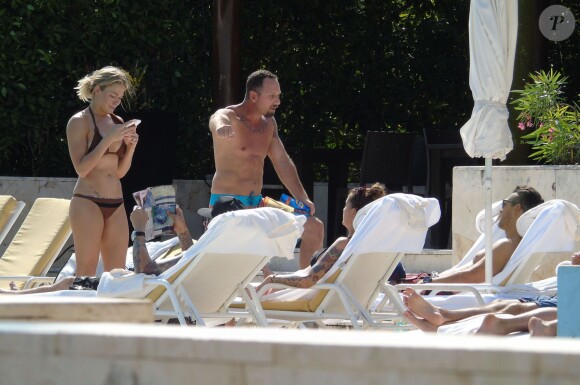 Exclusif - LeAnn Rimes se détend en bikini au bord de la piscine avec son mari Eddie Cibrian et des amis pendant ses vacances à Mexico, le 31 décembre 2014. La rumeur dit que son mari l'aurait à nouveau trompée. 