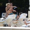 Exclusif - LeAnn Rimes se détend en bikini au bord de la piscine avec son mari Eddie Cibrian et des amis pendant ses vacances à Mexico, le 31 décembre 2014. La rumeur dit que son mari l'aurait à nouveau trompée.  
