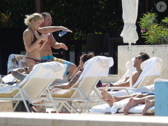 Exclusif - LeAnn Rimes se détend en bikini au bord de la piscine avec son mari Eddie Cibrian et des amis pendant ses vacances à Mexico, le 31 décembre 2014. La rumeur dit que son mari l'aurait à nouveau trompée.  