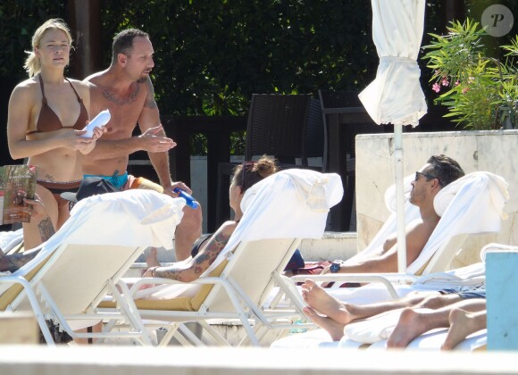 Exclusif - LeAnn Rimes se détend en bikini au bord de la piscine avec son mari Eddie Cibrian et des amis pendant ses vacances à Mexico, le 31 décembre 2014. 
