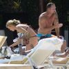 Exclusif - LeAnn Rimes se détend en bikini au bord de la piscine avec son mari Eddie Cibrian et des amis pendant ses vacances à Mexico, le 31 décembre 2014. La rumeur dit que son mari l'aurait à nouveau trompée.
