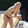 Exclusif - LeAnn Rimes se détend en bikini au bord de la piscine avec son mari Eddie Cibrian et des amis pendant ses vacances à Mexico, le 31 décembre 2014. La rumeur dit que son mari l'aurait à nouveau trompée.