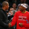 Jay-Z et Jason Terry lors du match entre les Houston Rockets et les Brooklyn Nets au Barclays Center de Brooklyn, le 12 janvier 2015