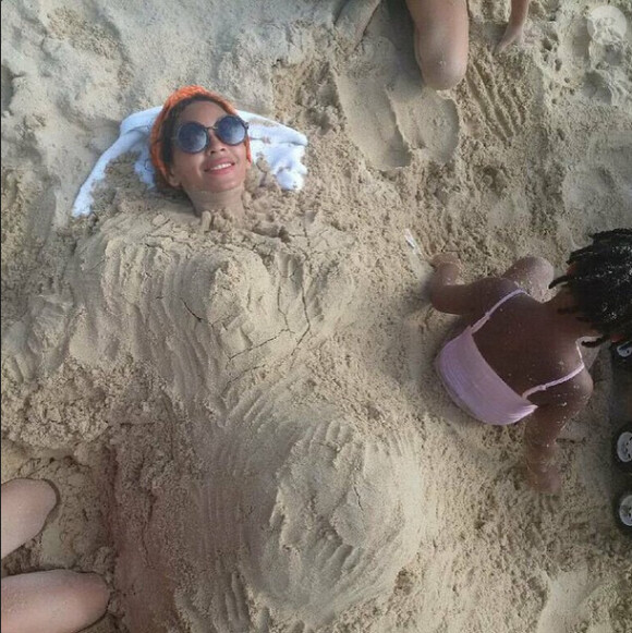 Beyoncé recouverte de sable, où l'on devine une sculpture de baby-bump - photo publiée sur son compte Instagram le 11 janvier 2015