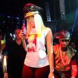  Nicki Minaj (et Safaree Samuels, &agrave; droite) &agrave; Miami. Ao&ucirc;t 2013. 