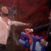 Chris Hemsworth : Chemise mouillée et luxueuse demeure pour le papa-poule sexy