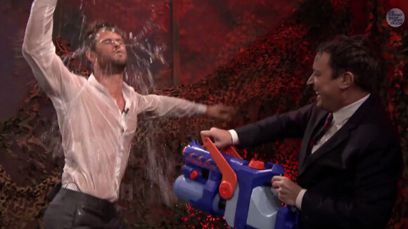 Chris Hemsworth : Chemise mouillée et luxueuse demeure pour le papa-poule sexy
